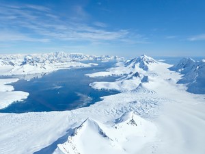 hier mal ein bißchen Schnee zu Weihnachten: Börgen Bay, Wiencke Insel, Antarktische Halbinsel